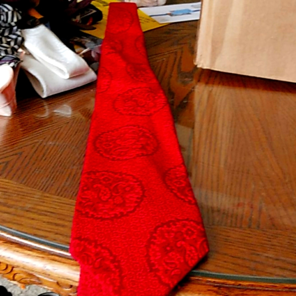 A Wyoming tie red